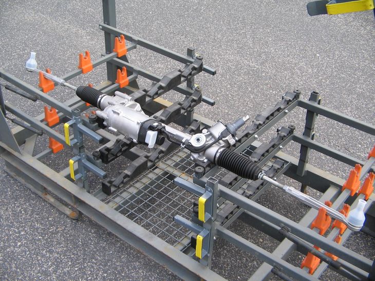 Detailansicht Lenkgetriebe im Sonderladungsträger / Automotivebhälter