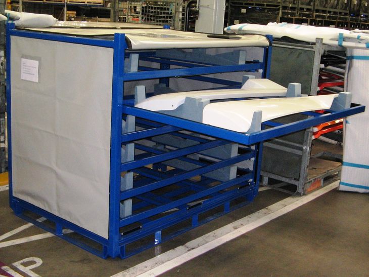 Transportbehälter mit Vollauszügen für lackierte Kunststofformteile