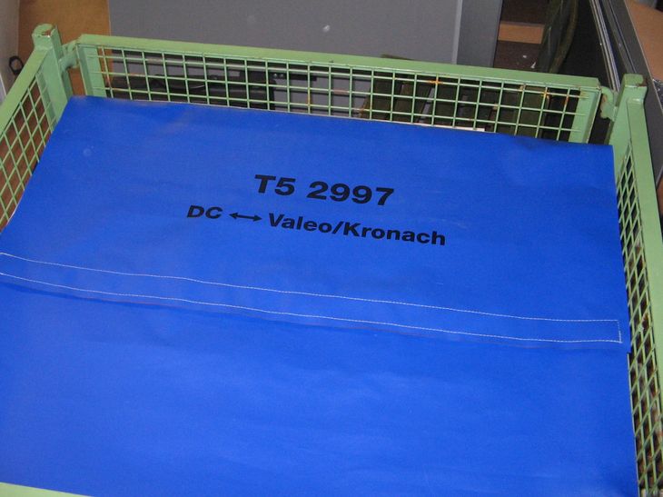 Planenabdeckung über Textilgefache im Großladungsträger als Schmutz- und Sichtschutz