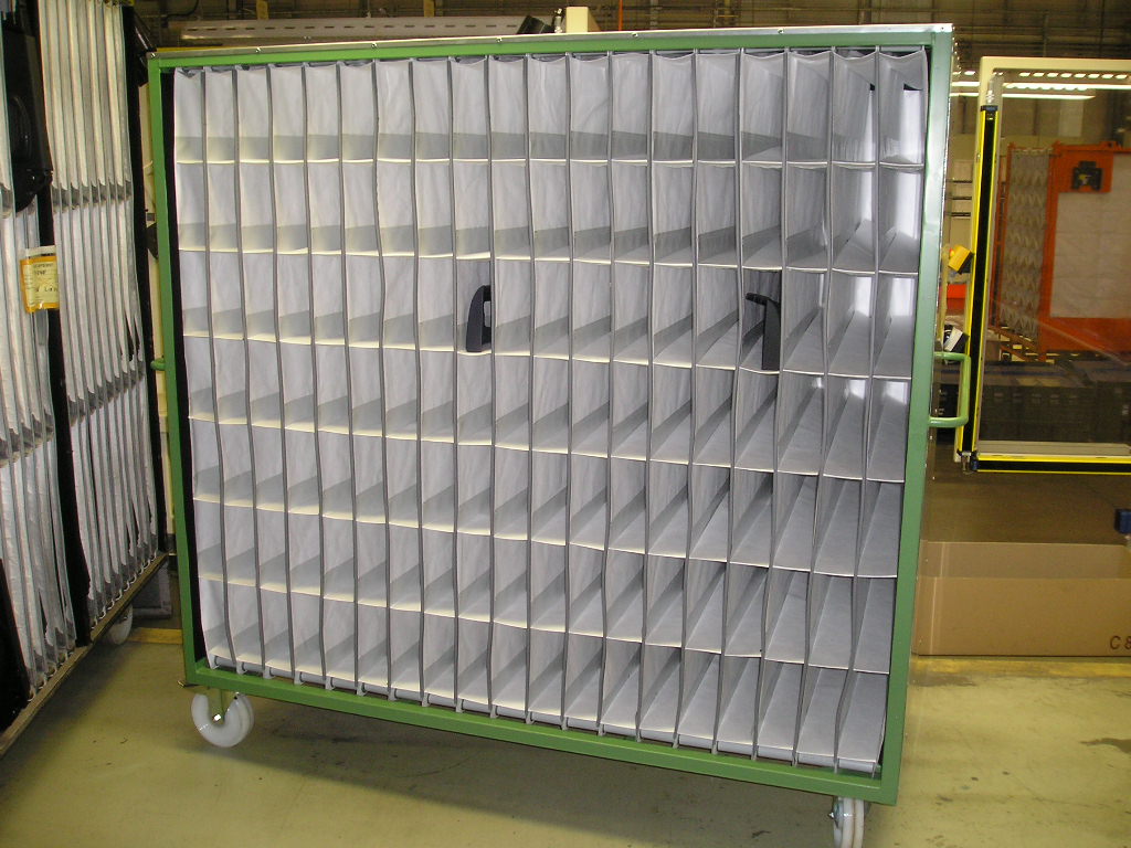 Gefachebehälter als Rollbehälter für übersichtliche und geschützte Lagerung von Kunststoffteilen