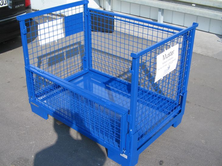 Faltbare Gitterbox mit halbgeöffneter Front, Bedienseite mit halber Klappe