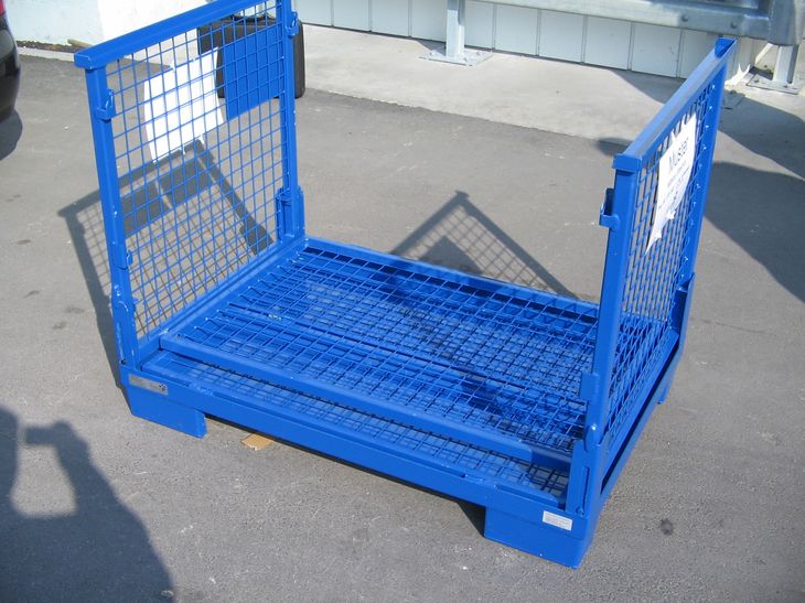 Gitterbehälter mit eingeklappten Längsseiten mit robuster Mechanik