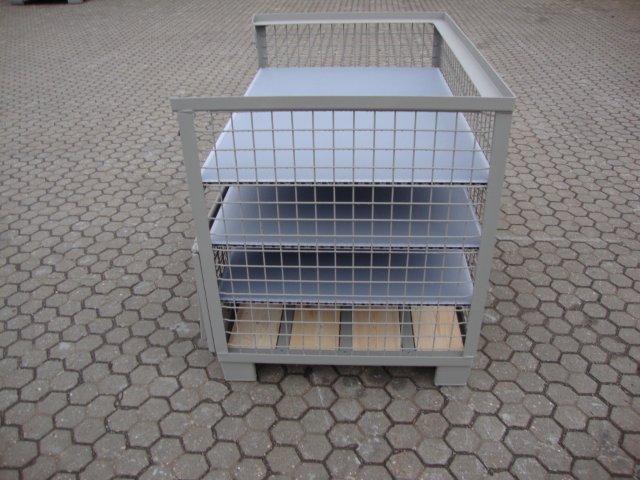 Seitliche Ansicht der Gitterbox mit halber Klappe vorn geoffnet