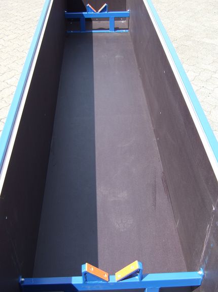 Detailansicht Prismenaufnahme im Vollwand-Langgutbehälter für Prägewalzen