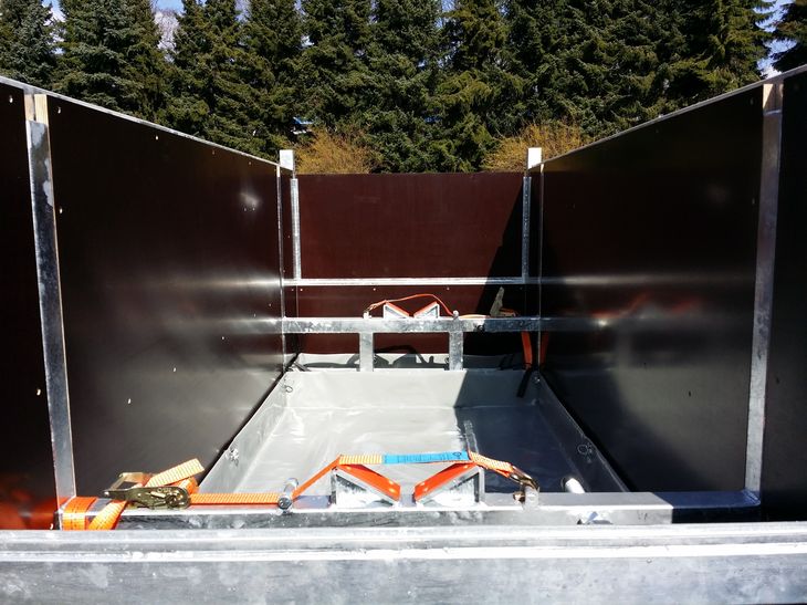 Allseitige Auskleidung mit Betonplanplatten als Schutz und Ansicht der Traversenaufnahme mit Verbundblechen