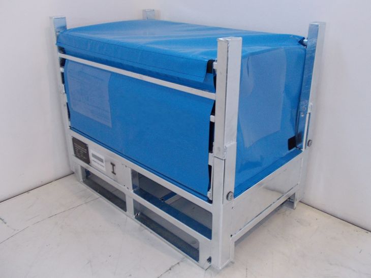Kurzer, geschlossener Rollenbehälter mit Planenaufnahme und allseitigem Wetterschutz für empfindlichen Rollenware