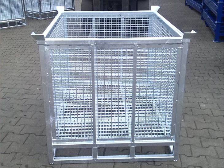 Schüttgutbehälter aus geschweißter Metallrahmenkonstruktion mit verzinkter Oberfläche und Abrutschsicherung für Gabelstaplerzinken