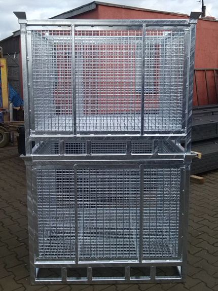 Schüttgutbehälter mit Stapelecken zum sicheren aufeinander Stapeln der Behälter und allseitig umlaufender Kufe