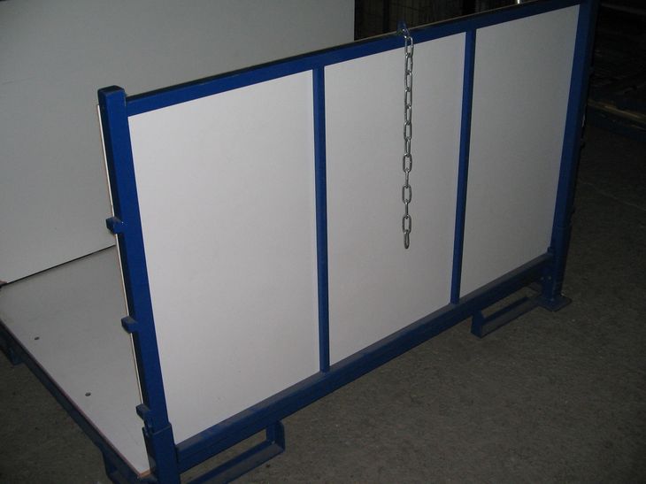 DTB-Behälter mit Zwischenböden für getafelte und gewickelte Textilien und Spannkette als Sicherung vor Auseinanderdrücken