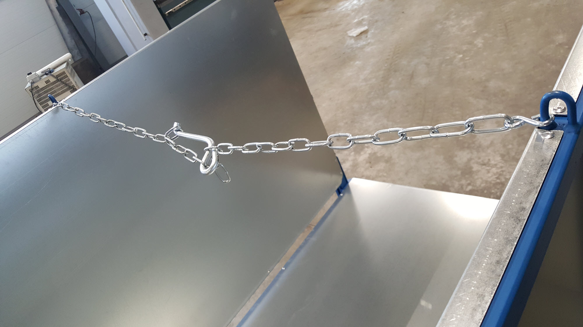 Detailansicht Spannkette zum Schutz gegen ein Auseinanderdrücken der Seitenwände bei hoher, schwerer Beladung