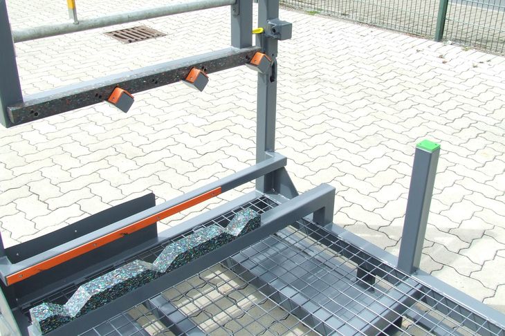 Detailansicht der Kunststoffaufnahmen und Stoßschutz aus Verbundblechen zur Ladegutfixierung
