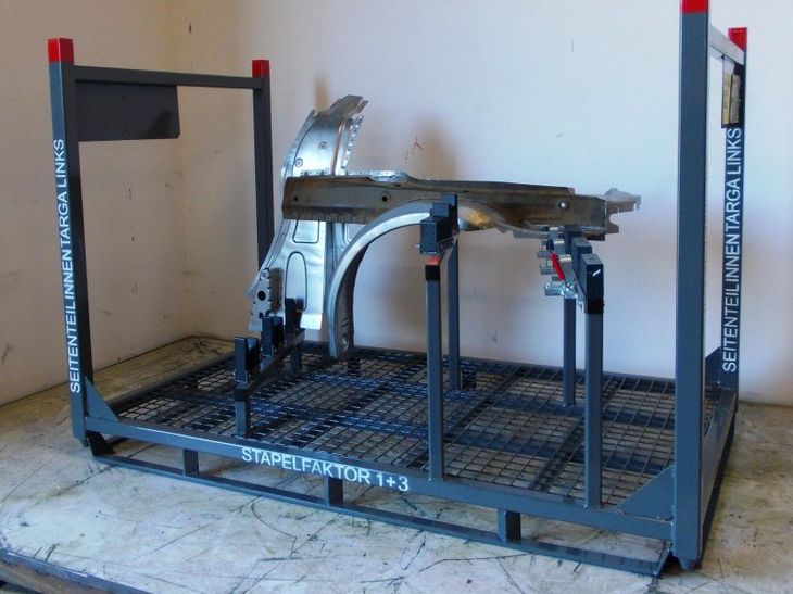 Beladenes Automotivegestell als Schutz gegen Deformation beim Transport von Karosserieteilen