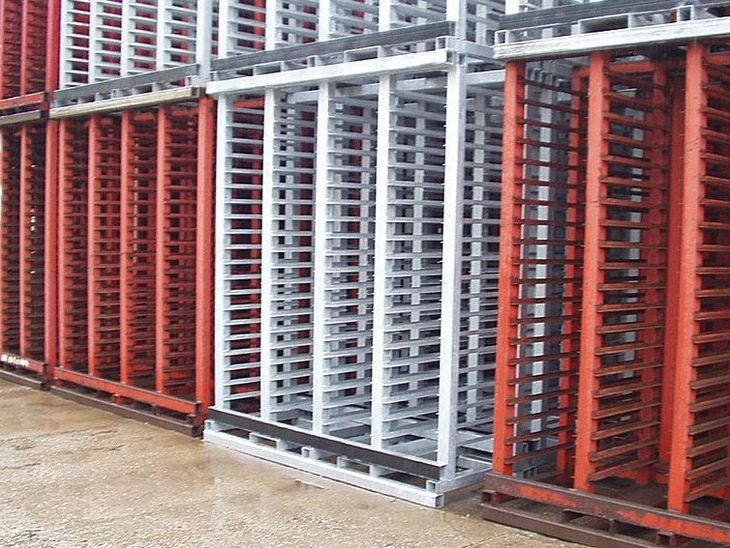 System-Etagengestell für Fertigungsanlagen von Beton- und Gehwegplatten