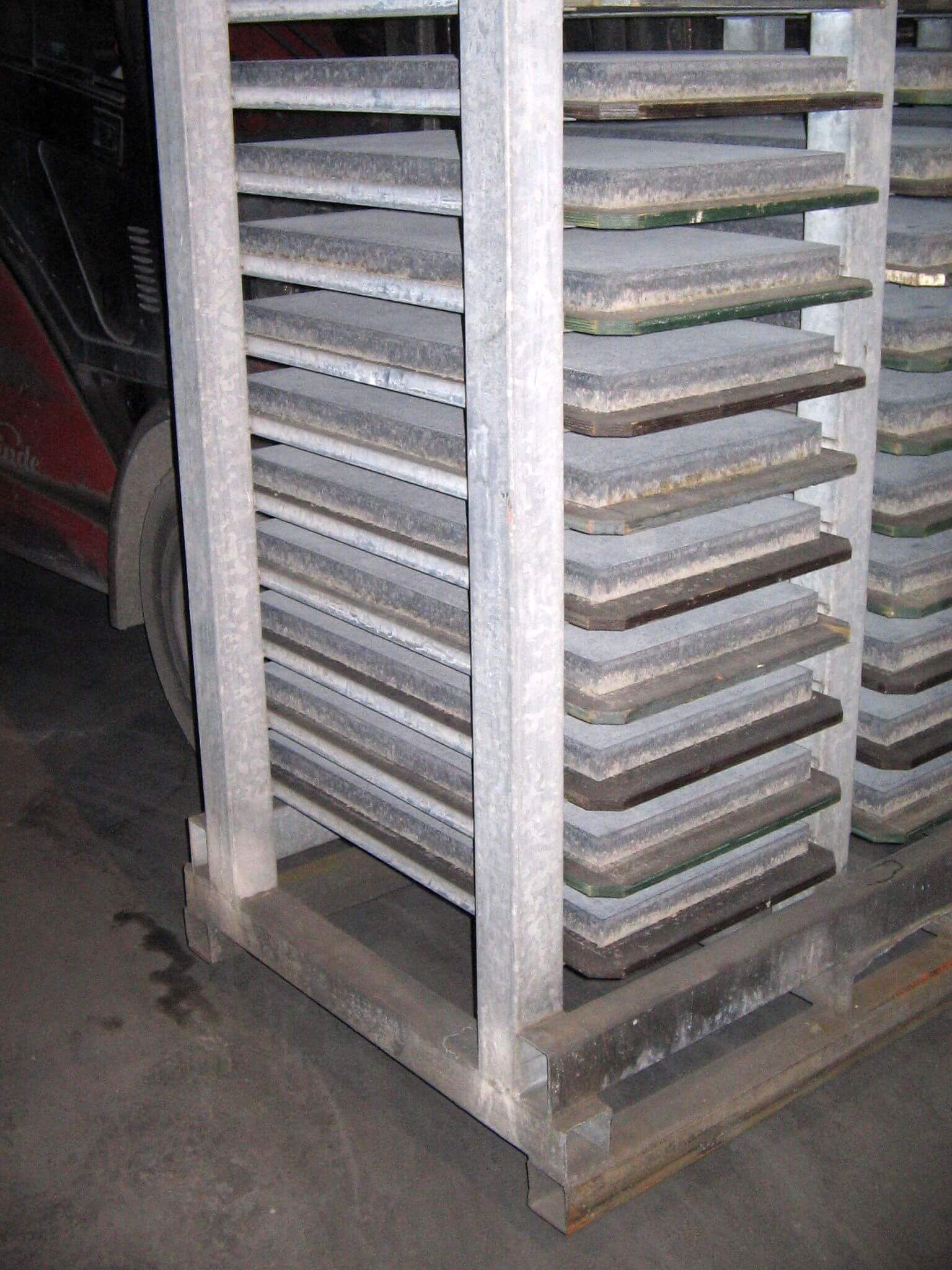 Detailansicht mit Betonplatten beladenes Etagengestell für Fertigungsanlagen