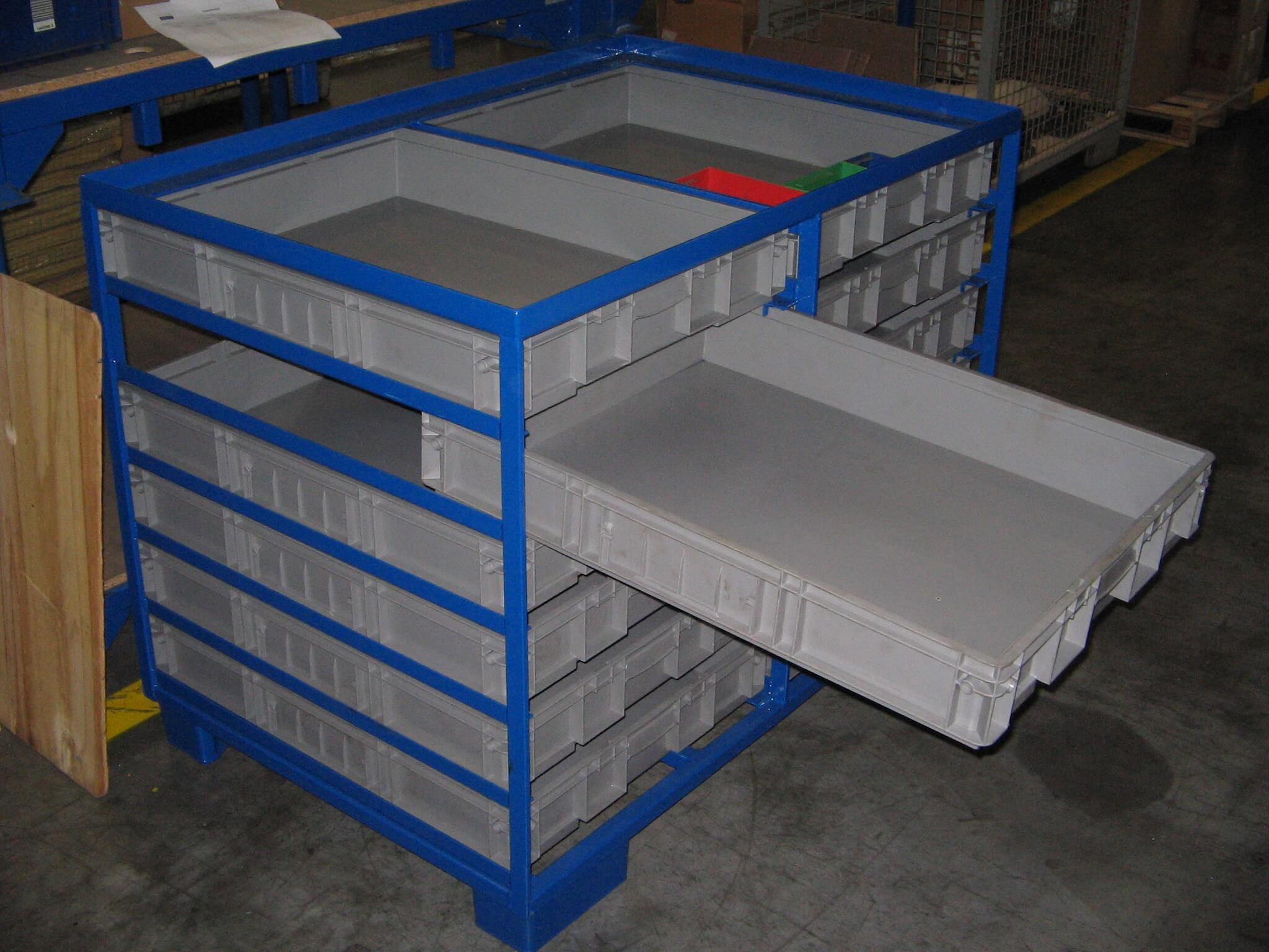 Stapelbares Gestellregal mit Winkelauflagen und KLT-Einschüben als Kleinteillagerort kompatibel mit Poolgitterbox