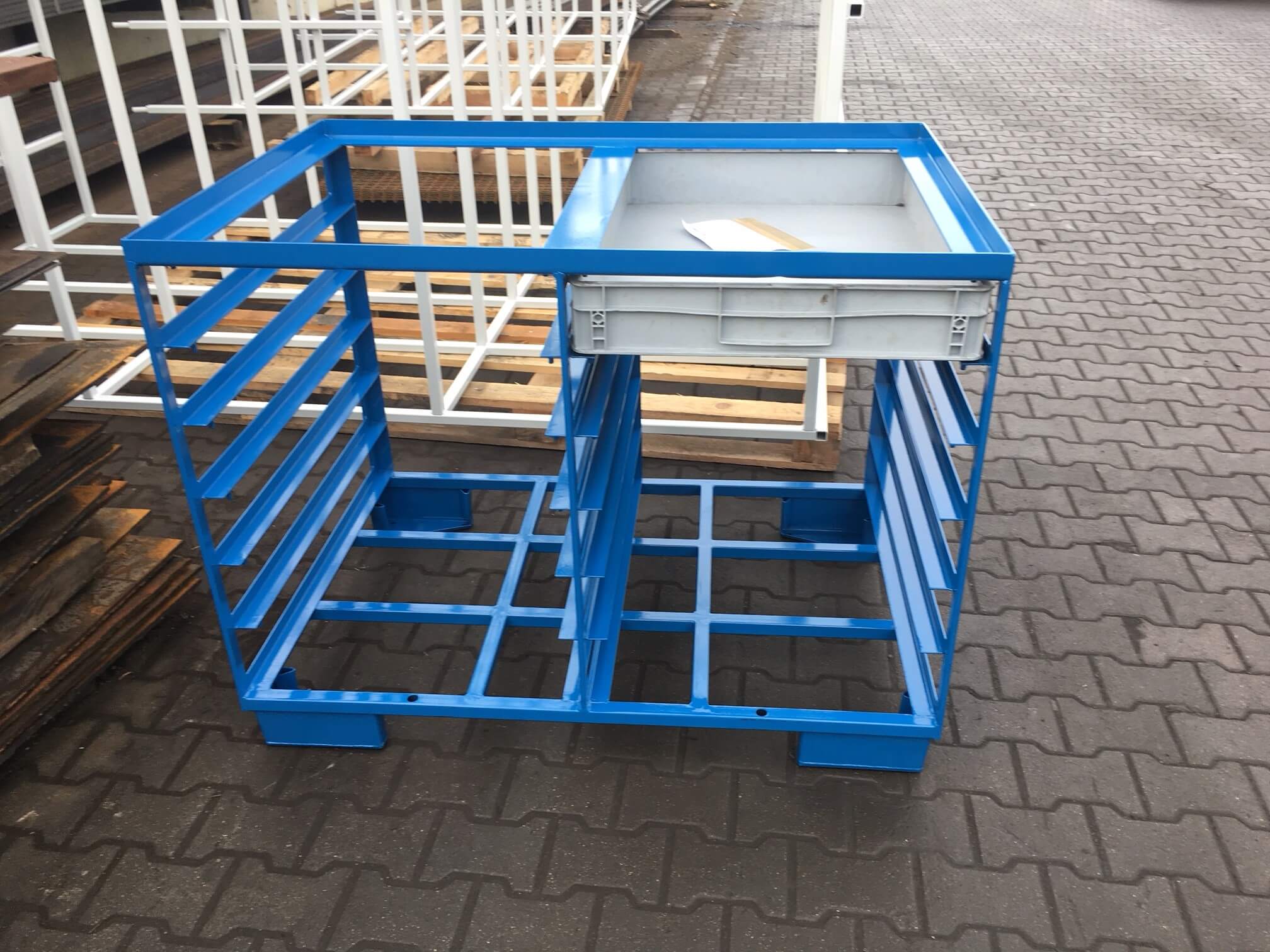Frontalansicht Gestellregal mit nur einem Einschubkasten zur Lagerung von kleinen und mittleren Ersatzteilen