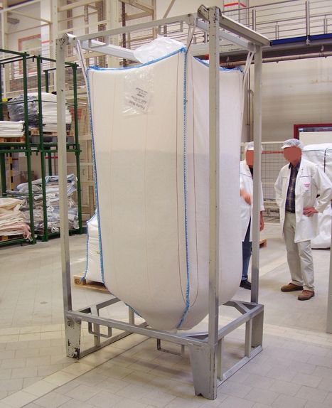 Hängende Lagerung von Big-Bags im stapelbarem Lagergestell durch Kopfrahmen