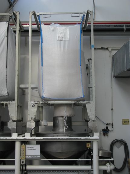 Stack-Tainer mit erhöhter Bodenkonstruktion zum prozesssicheren Entleeren auf Silostationen