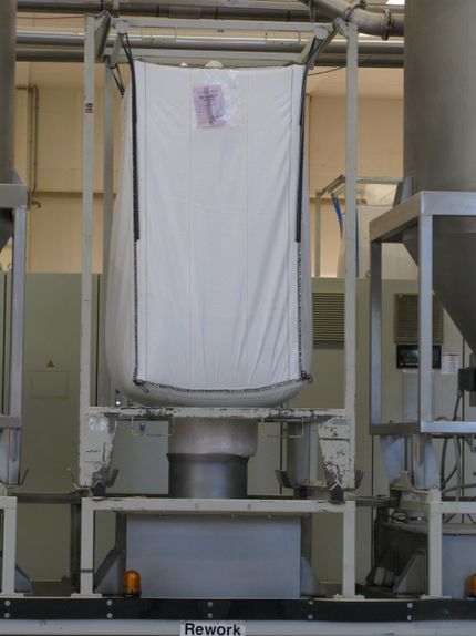 Stack-Tainer mit Quadratrohrprofil am Kopfende und Winkelprofilkufe zum einfachen und sicherem Stapeln