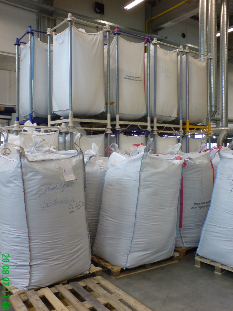 Lager mit Big-Bags im stapelbaren Lagergestell und ohne im Vergleich