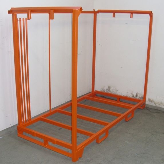 Stack-Tainer mit starrem Aufbau zur Lagerung von nicht stapelfähiger Ware auf Palette