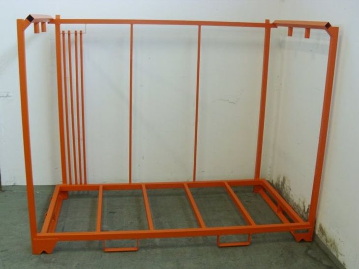 Frontalansicht Stack-Tainer mit Bodenkonstruktion mit Verstrebung zur Aufnahme der Palettenkufen und Ladegutsicherung durch feste Rohrstreben an der Rückwand