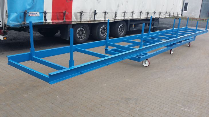 Langgutgestell mit steckbaren Rungen auf Rollrahmen für die Lagerung und den Transport von Hochspannungsisolationsrohre