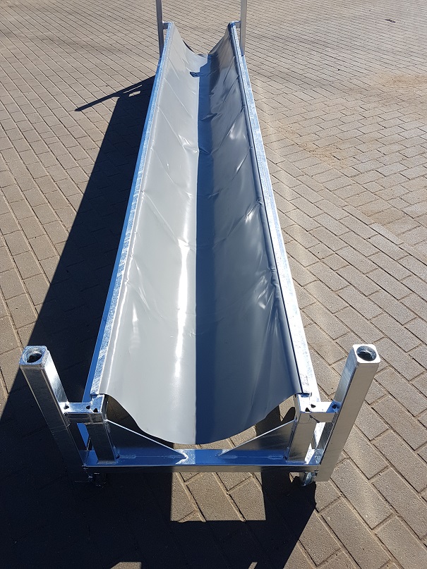 Stirnansicht Langgut-Rollengestell mit weiter Tuchumschlingung für hochwertige, breite Rollenware