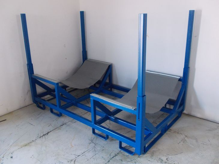Rollengestell mit geteilter Aufnahme aus Plane zum beschädigungsfreien Transport und die Lagerung leichter Rollenware
