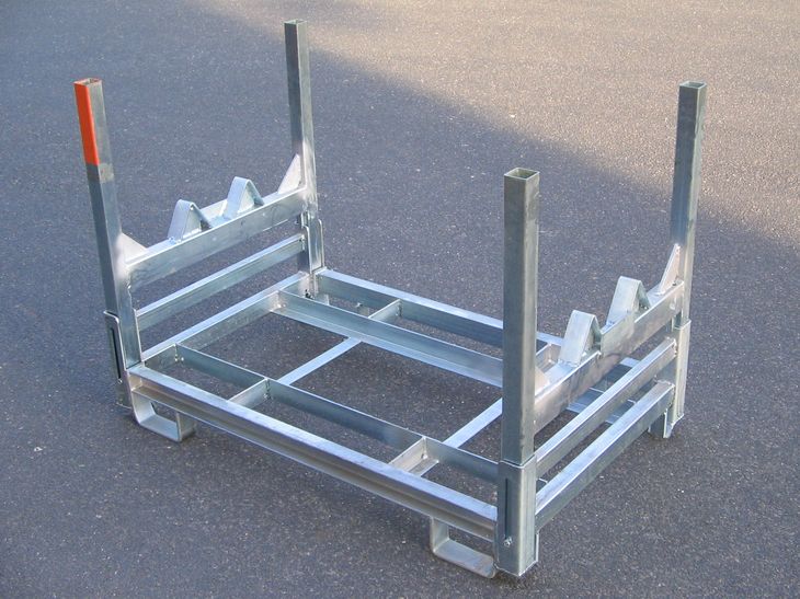 Faltbares und stapelbares Rollengestell mit Kernrohraufnahme und Durchschiebesicherung für Coils mit Metallfolien
