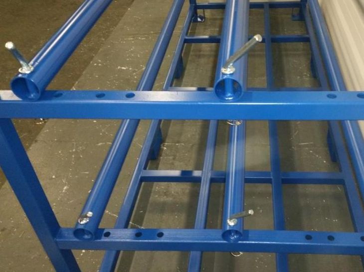 Detailansicht der verstellbaren Befestigung der Tragrohr Aufnahme des Rollen-Transportgestells