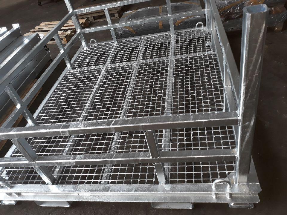 Rungengestell mit begehbarem Gitterboden zum Transport von sehr großen Formschaumteilen