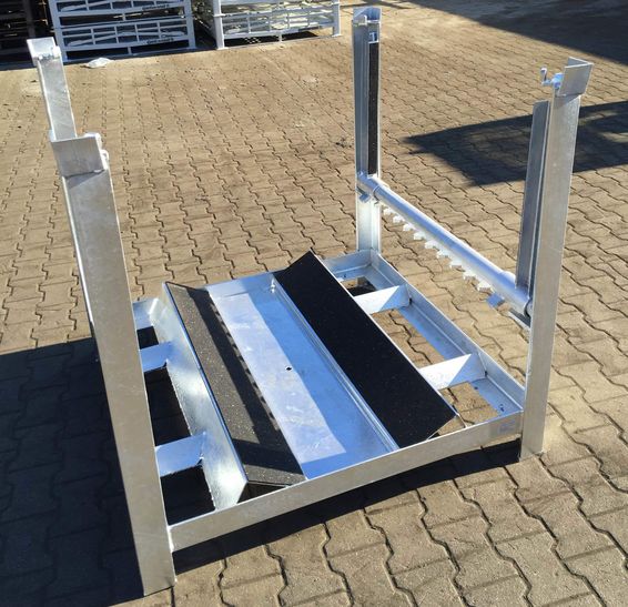 Rungengestell mit Prismenaufnahme mit Hartgummiauflage und Haltearmen für Coils