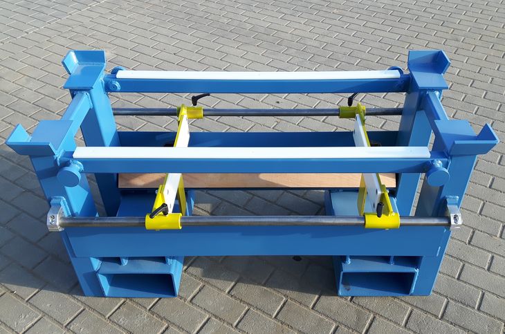 Frontalansicht stapelbares Transportgestell für Messer mit Einfahrlaschen für Staplerzinken