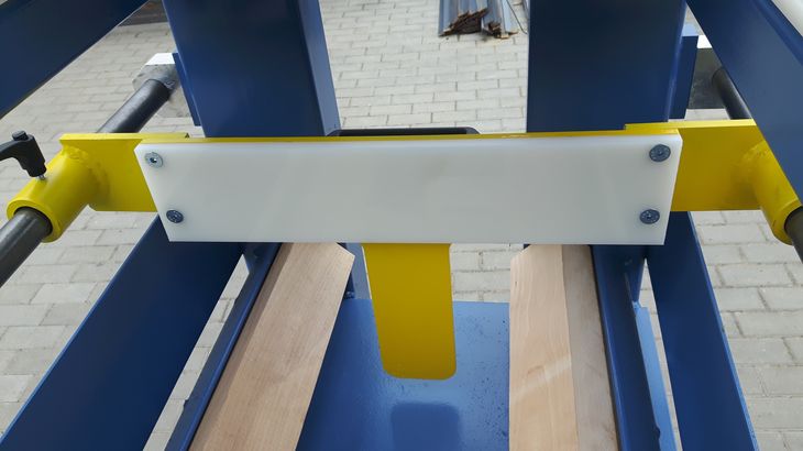 Detailansicht stufenlos verstellbare Haltearme für den sicheren Transport von Messern im Transportgestell
