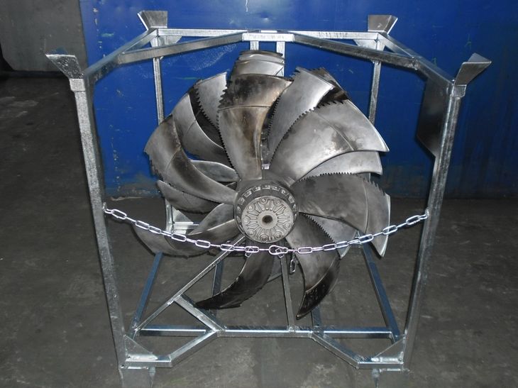 Frontalansicht stapelbares Transportgestell mit mehreren Ventilatoren und Sicherungskette