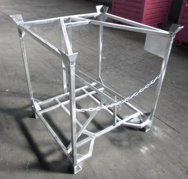 Leeres Transportgestell mit Kragarmaufnahme und Sicherungskette für den Transport von Ventilatoren