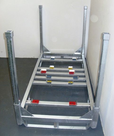 Seitliche Ansicht Transportgestell für Großaggregate mit klapparen Rungen und Abrutschsicherung für Gabelstaplerzinken