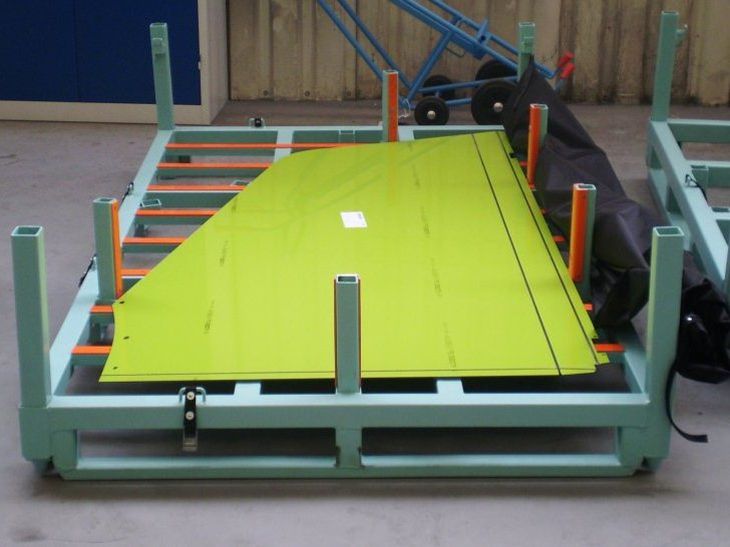 Frontalansicht Platinenpalette zur Lagerung und Transport von Blechzuschnitten für die Automotiveindustrie