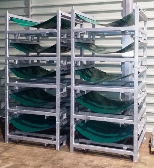 Ansicht mehrere, nebeneinander gestapelte Rollenpaletten mit Tuchaufnahmen im Leerzustand