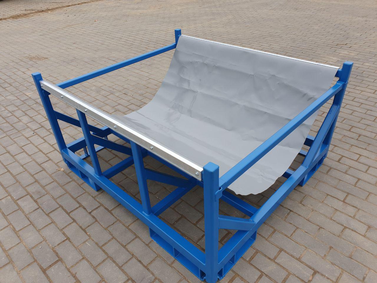 Rollenpalette mit seitlicher Verstrebung zur Sicherungs der Rollenware auf der Tuchaufnahme