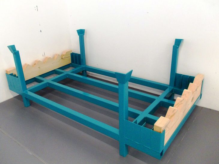 Rungenpalette als Stapelpalette mit Holzprisma für empfindliche Druckwalzen