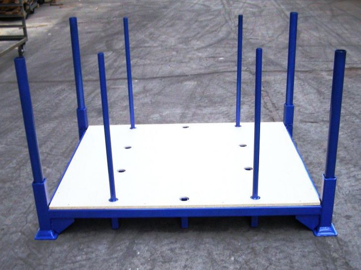 Metalpalette mit Steckrungen und Spanplatte für Elektroaggregate