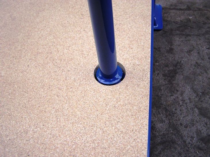 Detailansicht Steckrunge auf Metallpalette mit Spanplatte