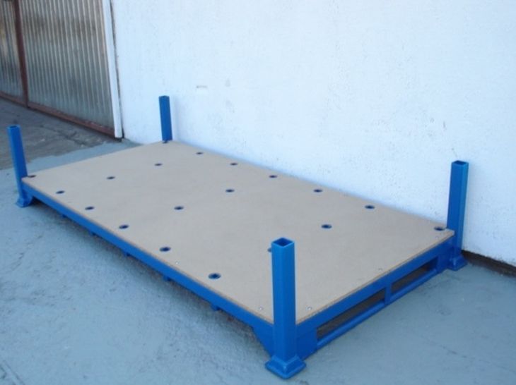 Stapelbare Metallpalette mit steckbaren Hilfsrungen in anderer Größe