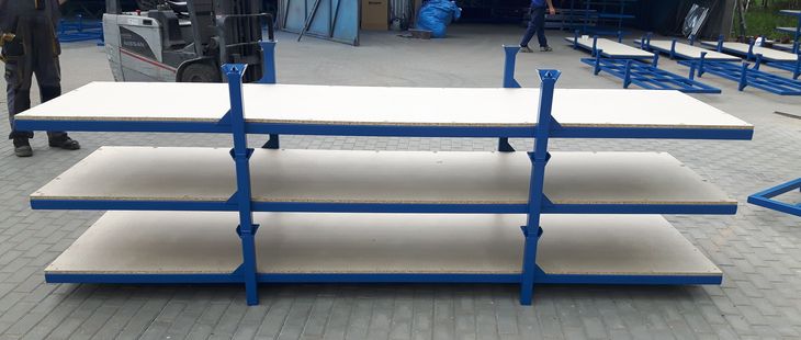 Rungenpalette mit Spanplatte als Abdeckung der Bodenkonstruktion für eine flächige Auflage