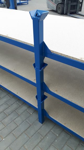 Detailansicht starre Stapelrungen mit Fangecken und Stapeldorn als Stapelsicherung und Zentrierhilfe