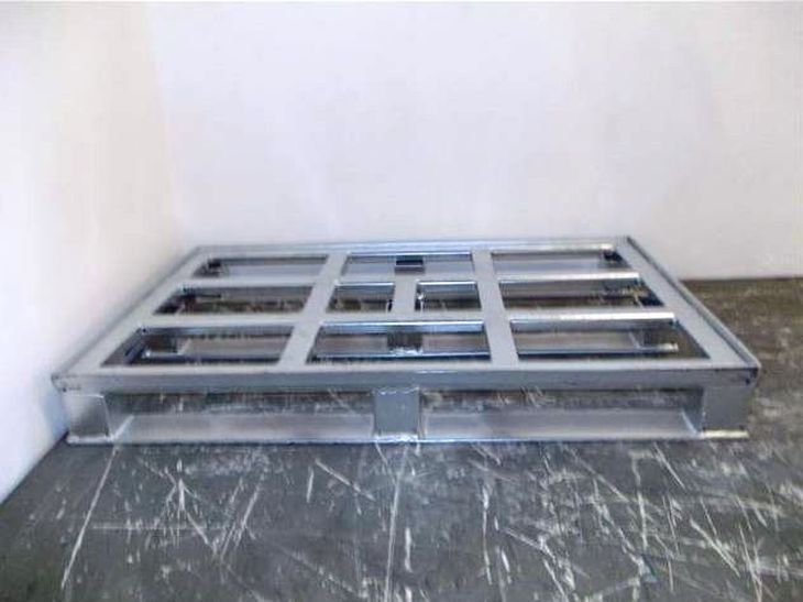 Frontalansicht Stahlflachpalette mit robuster und langlebiger Ausführung der Bodenkufen ohne Holzdeck