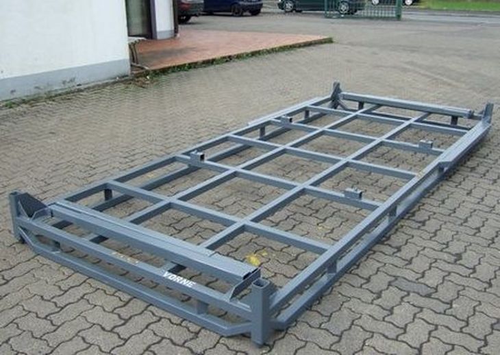 Langgutpalette für besonders großes und langes Ladegut mit am Gestell magazinierbaren Steckrungen