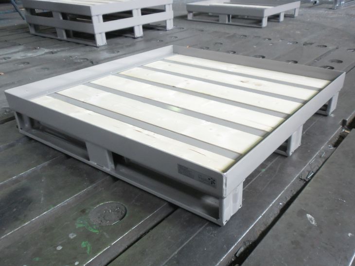 Transportpalette aus Stahl mit Holzdeck und Abrutschkante für das Hochregallager